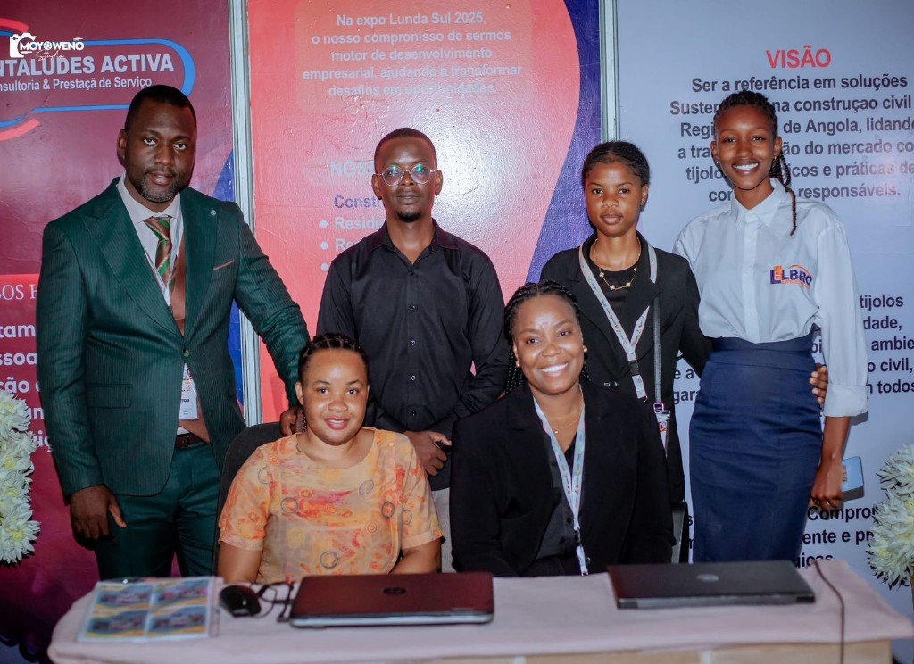 Equipa da Contaludes Activa no stand da Expo Lunda Sul